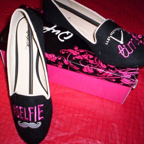 Qupid Hashtag Selfie Time Black/Pink Special Novelty Flat Loafer Shoes 9 NWT - Picture 1 of 5